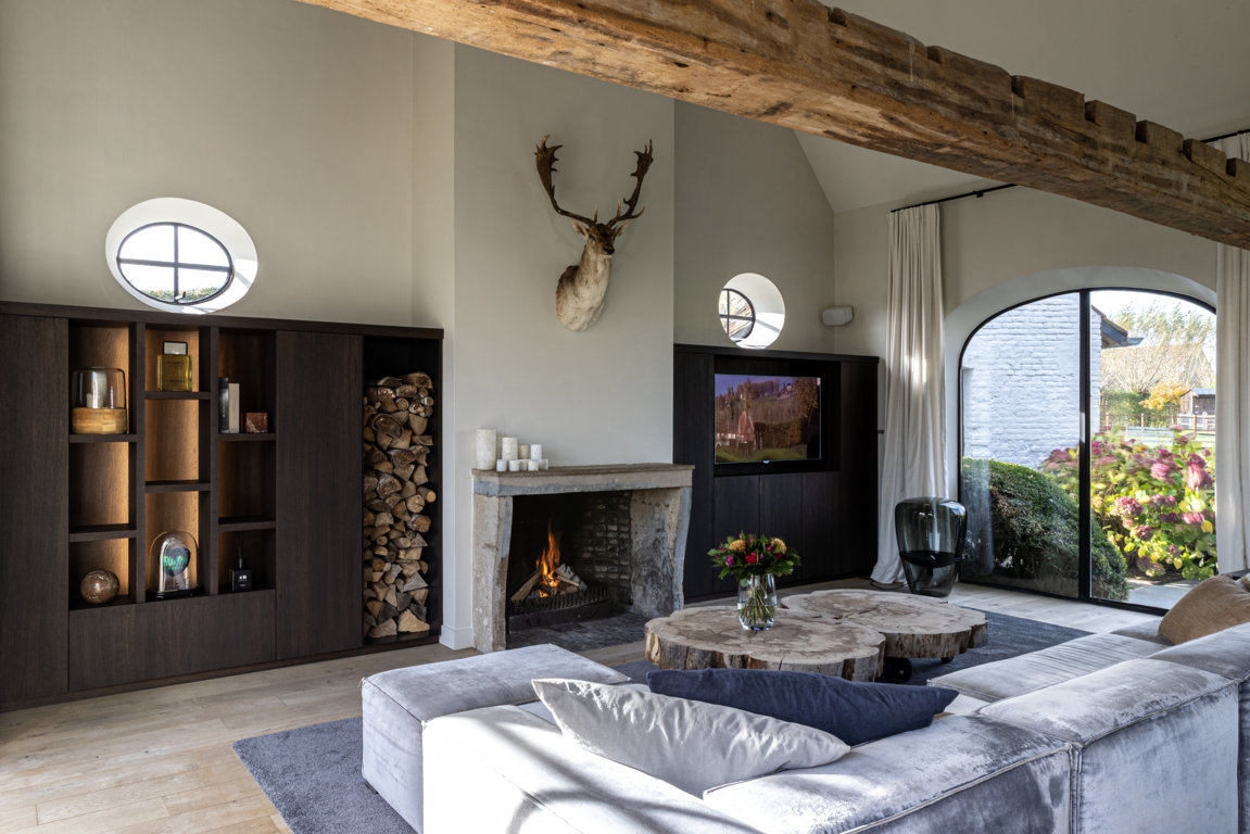 Landelijk modern interieur met maatwerkmeubilair in donkere eik